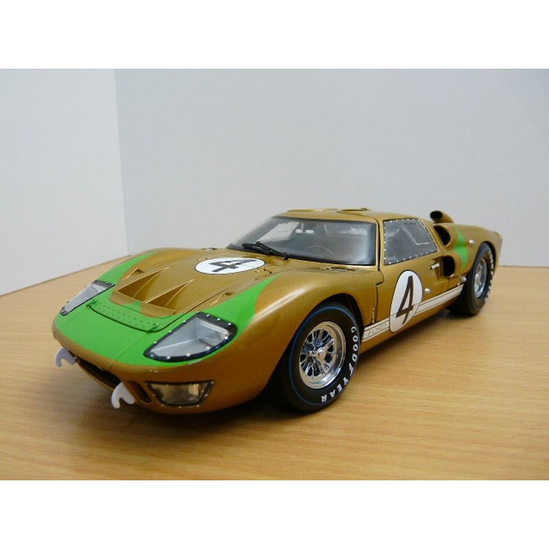 Shelby 1/18 Ford GT 40 MK II Gold-Green